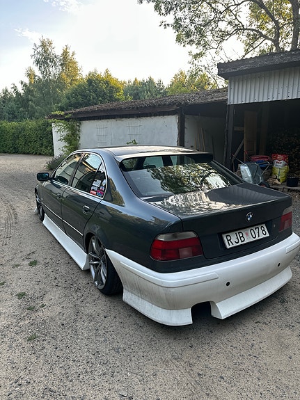BMW 523i 3 of 5