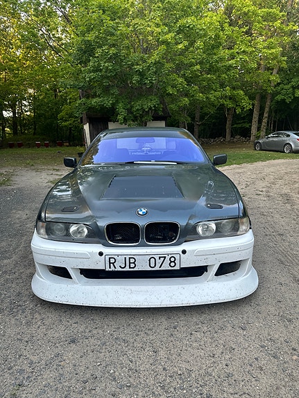 BMW 523i 2 of 5
