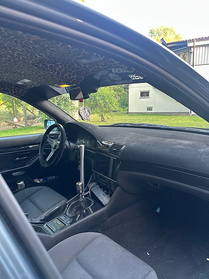 BMW 523i 4 of 5