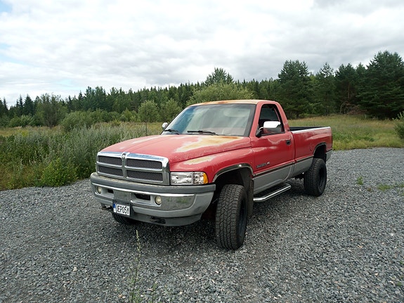 Dodge RAM 2500 2 of 5