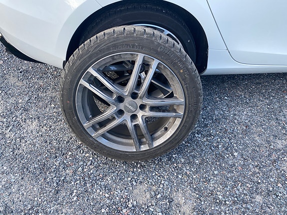 Volvo V40 10 of 16