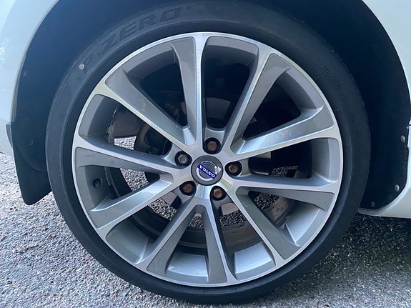 Volvo V40 8 of 16