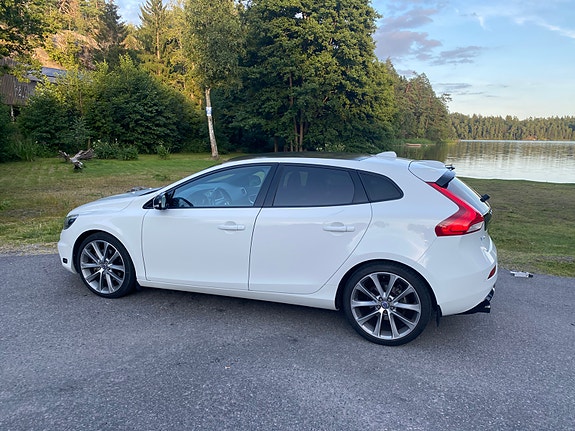 Volvo V40 2 of 16