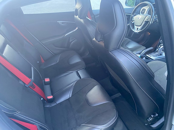 Volvo V40 12 of 16
