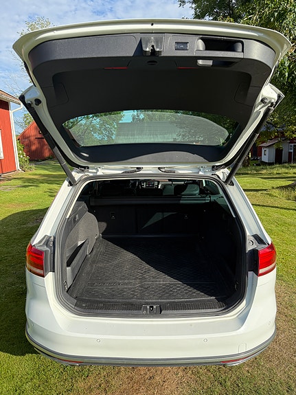 Volkswagen Passat Alltrack 13 of 14