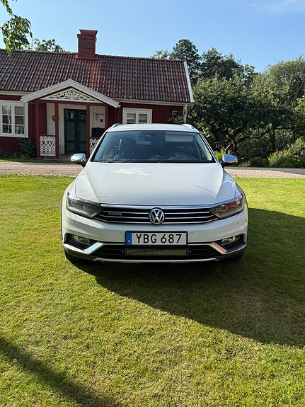 Volkswagen Passat Alltrack 2 of 14