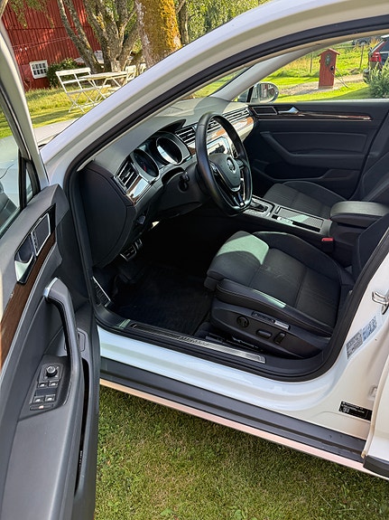 Volkswagen Passat Alltrack 7 of 14