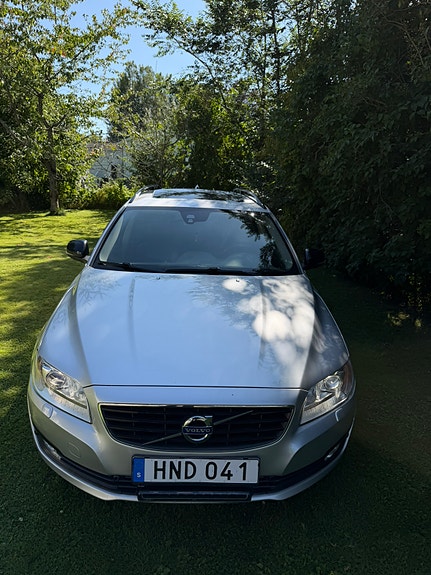 Volvo V70 2 of 8