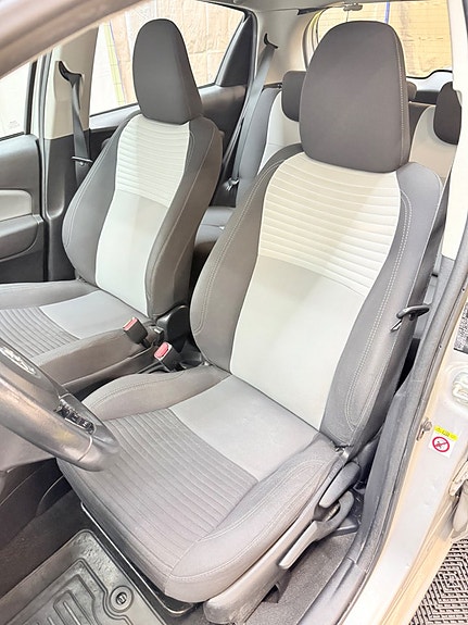 Toyota Yaris 5 of 13