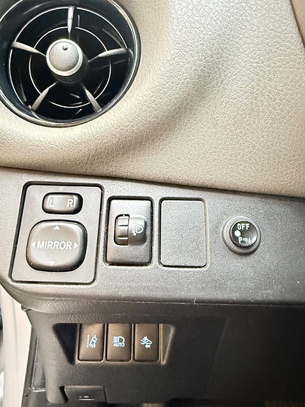 Toyota Yaris 13 of 13