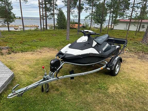 SeaDoo Spark 3up med click on trailer 2 of 3