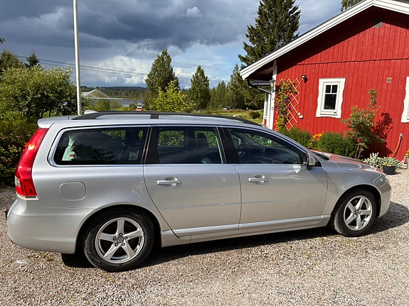 Volvo V70 2 of 12