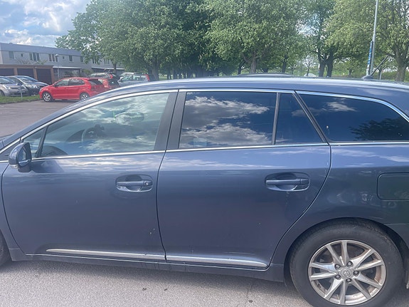 Toyota Avensis 2 of 11