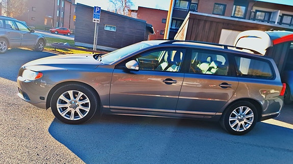 Volvo V70 2 of 4