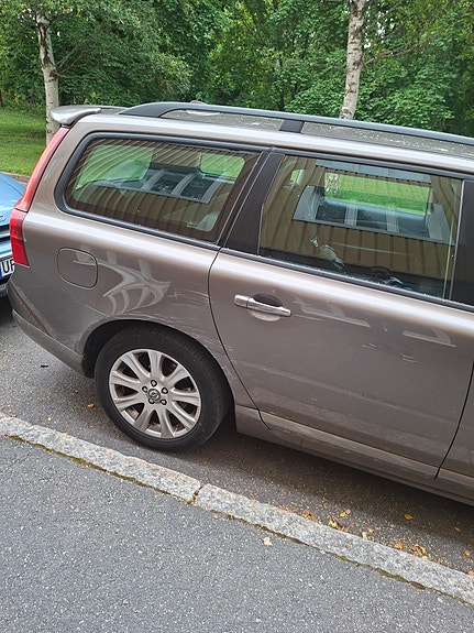 Volvo V70 3 of 4