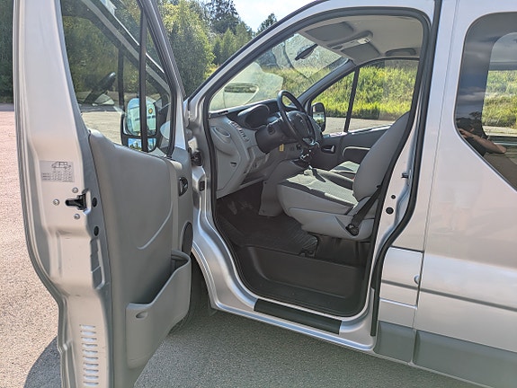Opel Vivaro 9 of 11
