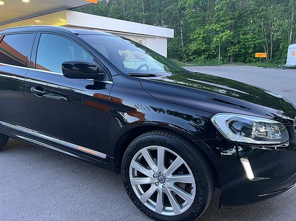 Volvo XC60 2 of 12