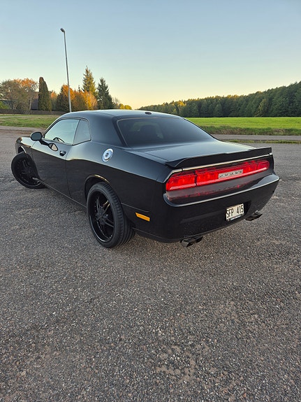 Dodge Challenger 2 of 10
