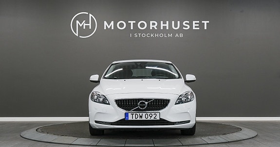 Volvo V40 2 of 17