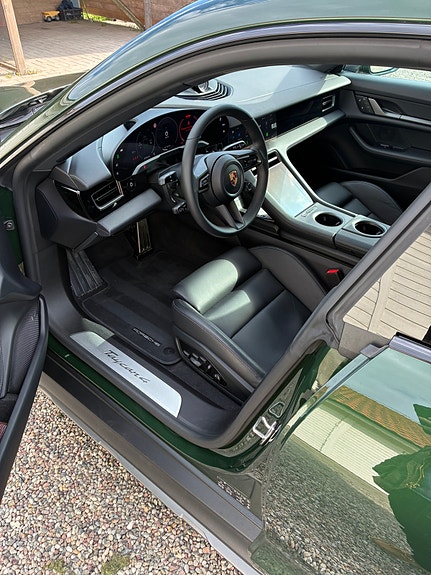 Porsche Taycan Cross Turismo 2 of 4