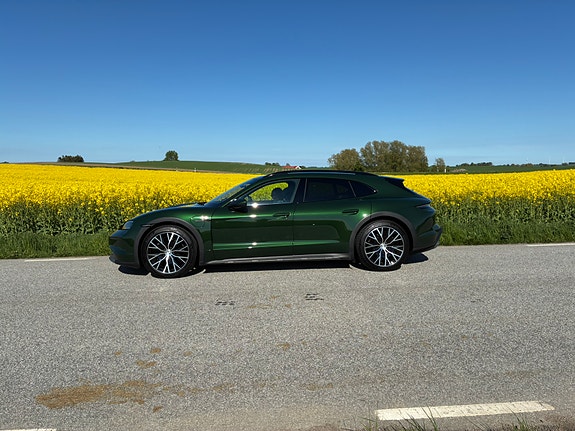 Porsche Taycan Cross Turismo 3 of 4
