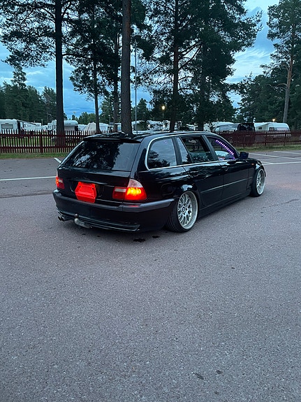 BMW 320i 3 of 10