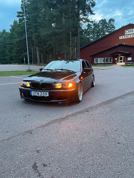 BMW 320i 2 of 10