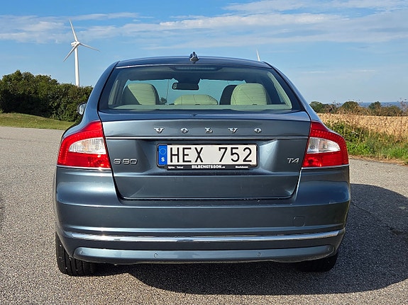 Volvo S80 3 of 4