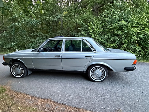 Mercedes-Benz 200 4 of 5