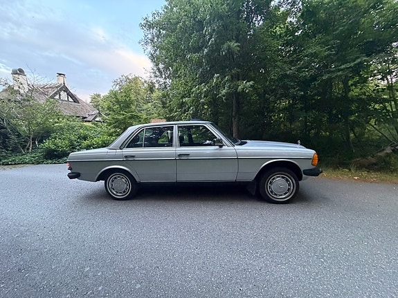 Mercedes-Benz 200 2 of 5