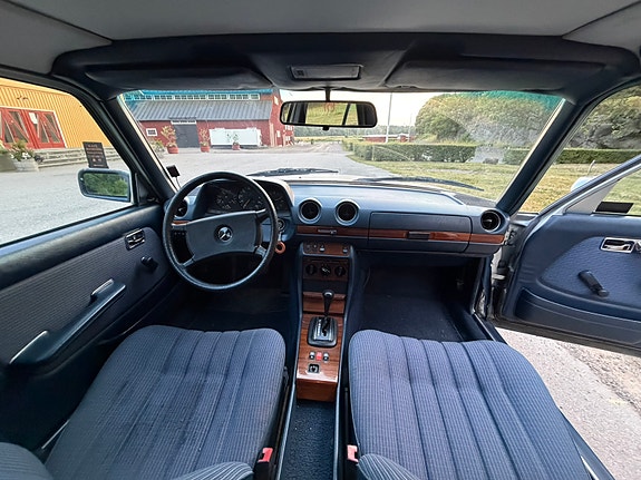 Mercedes-Benz 200 5 of 5