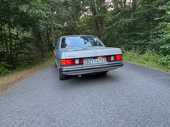 Mercedes-Benz 200 3 of 5