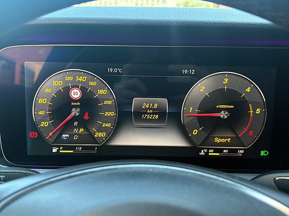 Mercedes-Benz E220 6 of 16