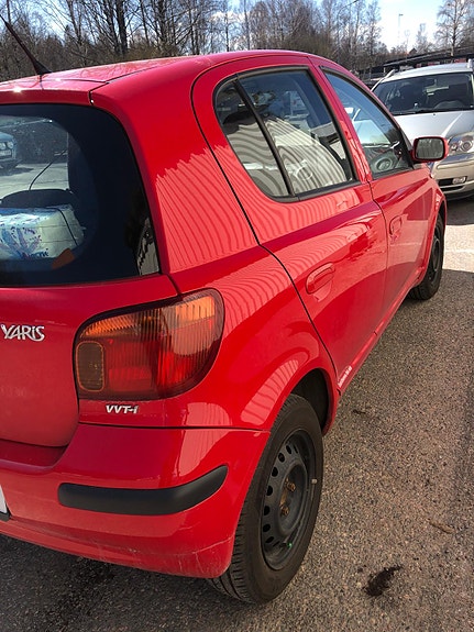 Toyota Yaris 3 of 6