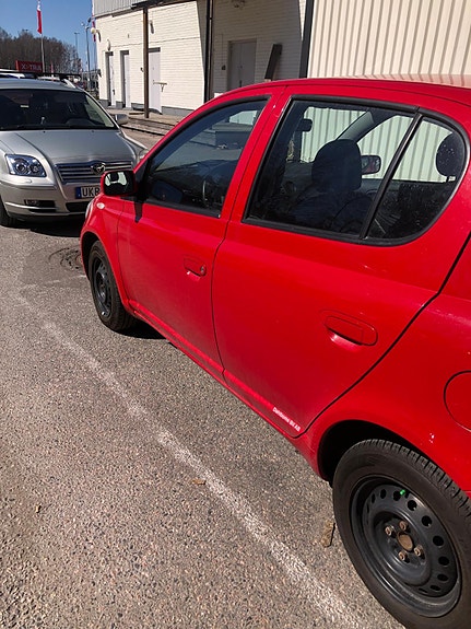 Toyota Yaris 4 of 6