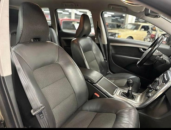 Volvo V70 3 of 6