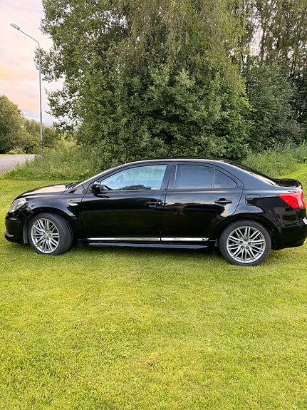 Suzuki Kizashi 5 of 11