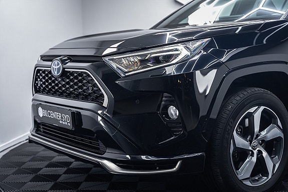 Toyota RAV4 2 of 27