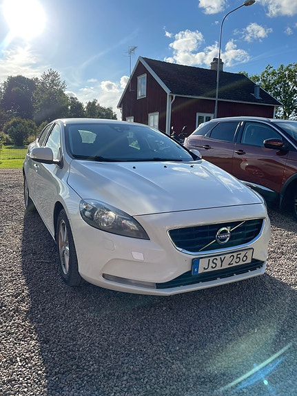Volvo V40 2 of 17