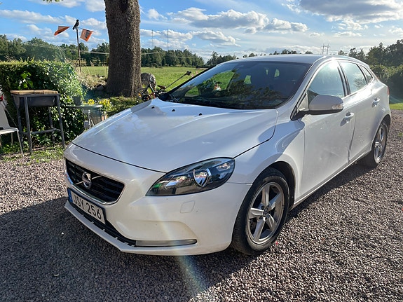 Volvo V40 3 of 17