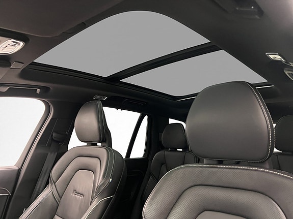 Volvo XC90 10 of 30