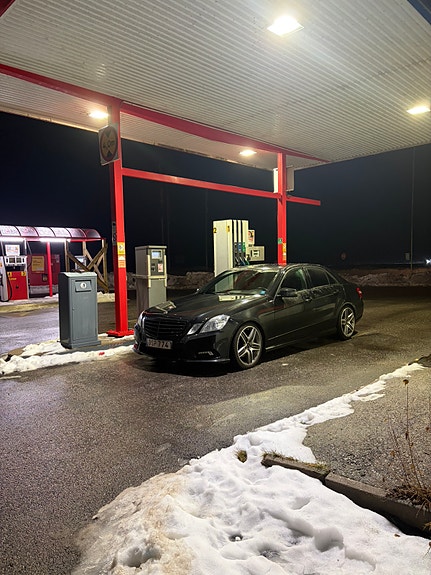 Mercedes-Benz E350 4 of 5