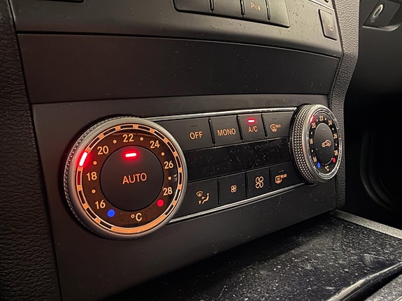 Mercedes-Benz GLK220 15 of 30