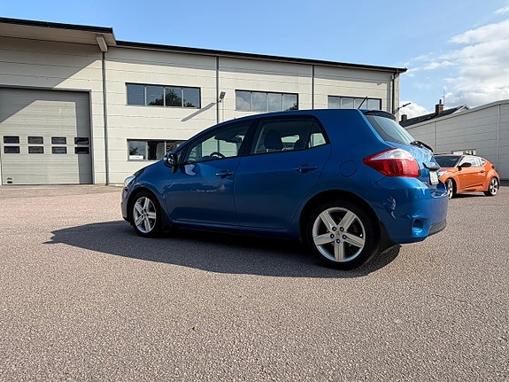 Toyota Auris 7 of 12