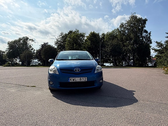 Toyota Auris 2 of 12