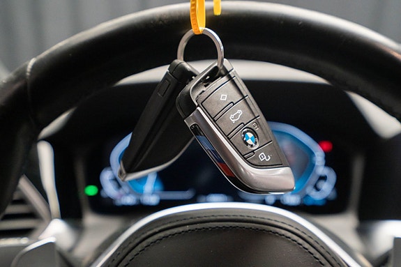 BMW 330e 22 of 22