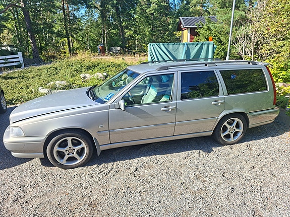 Volvo V70 2 of 6
