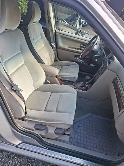 Volvo V70 3 of 6