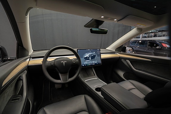 Tesla Model Y 10 of 23