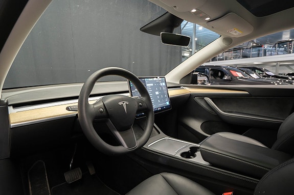 Tesla Model Y 15 of 23